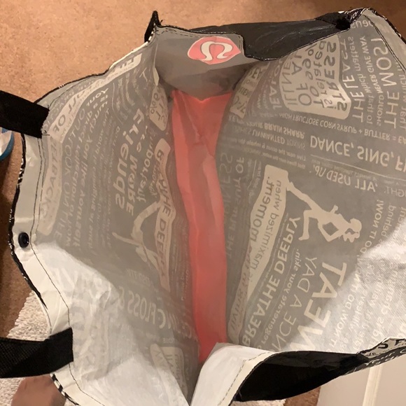 LULULEMON MANIFESTO GYM BAG LARGE Black, WHITE, RED 13” x 15” REUSABLE TOTE - Picture 8 of 12